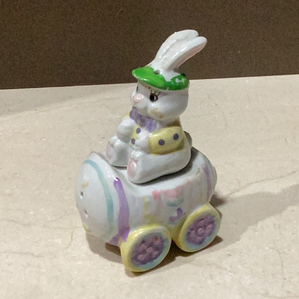 Hermitage Pottery Ceramic Easter Bunny Egg Car Salt and Pepper Shakers